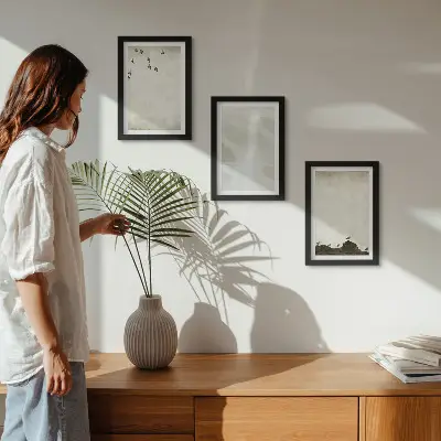 Set van ingelijste schilderijen met vogels, rotsen en penseelstreken als minimalistische decoratie