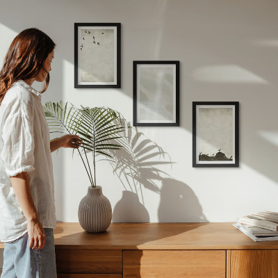 Set van ingelijste schilderijen Vogels, rotsen en penseelstreken als minimalistische decoratie.