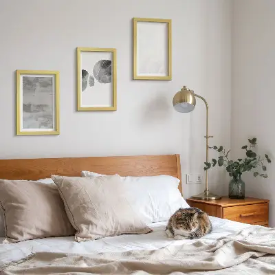 Set van ingelijste schilderijen met abstracte vormen en structuren in moderne stijl