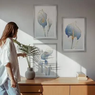 Wanddecoratie set schilderijen met blauwe bloemen op de achtergrond