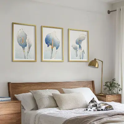 Wanddecoratie set schilderijen met blauwe bloemen op de achtergrond
