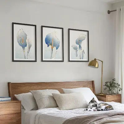Wanddecoratie set schilderijen met blauwe bloemen op de achtergrond
