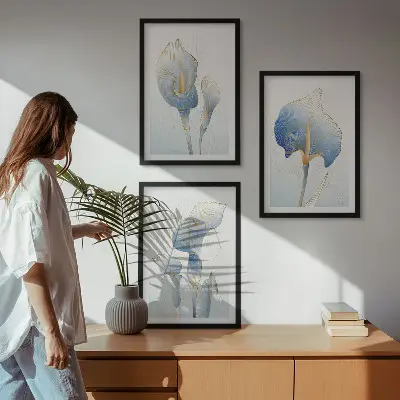 Wanddecoratie set schilderijen met blauwe bloemen op de achtergrond