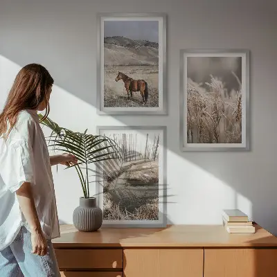 Fotowand met een landschap van paarden in het gras bij een beek