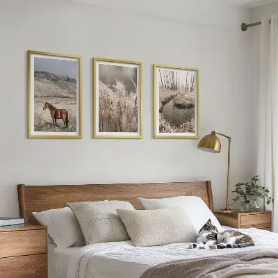 Fotowand met een landschap van paarden in het gras bij een beek