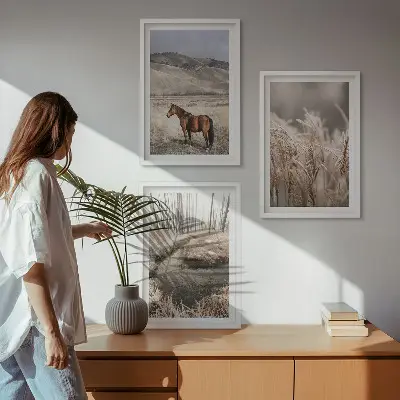 Fotowand met een landschap van paarden in het gras bij een beek