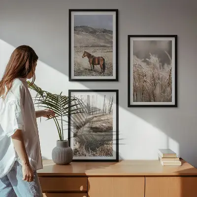 Fotowand met een landschap van paarden in het gras bij een beek