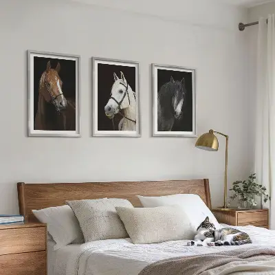 Wanddecoratie set schilderijen Portretten van paarden in verschillende vachtkleuren.