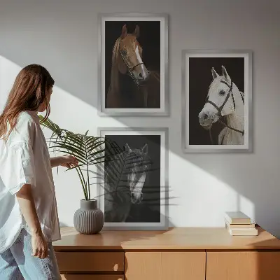 Wanddecoratie set schilderijen Portretten van paarden in verschillende vachtkleuren.