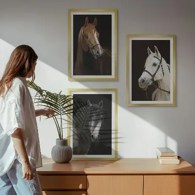 Wanddecoratie set schilderijen Portretten van paarden in verschillende vachtkleuren.