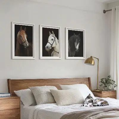 Wanddecoratie set schilderijen Portretten van paarden in verschillende vachtkleuren.