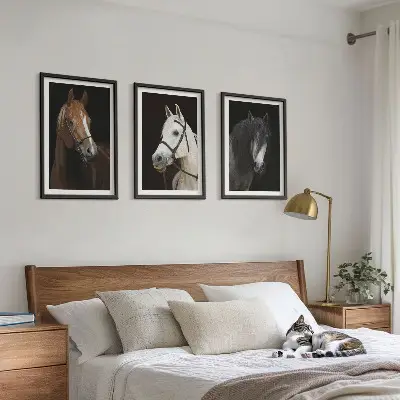 Wanddecoratie set schilderijen Portretten van paarden in verschillende vachtkleuren.