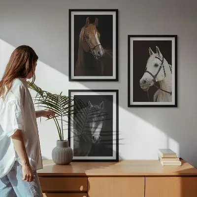 Wanddecoratie set schilderijen Portretten van paarden in verschillende vachtkleuren.
