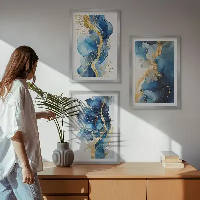 Set wanddecoratie met schilderijen met blauwe abstracte patronen