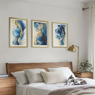 Set wanddecoratie met schilderijen met blauwe abstracte patronen