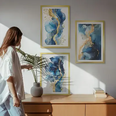 Set wanddecoratie met schilderijen met blauwe abstracte patronen