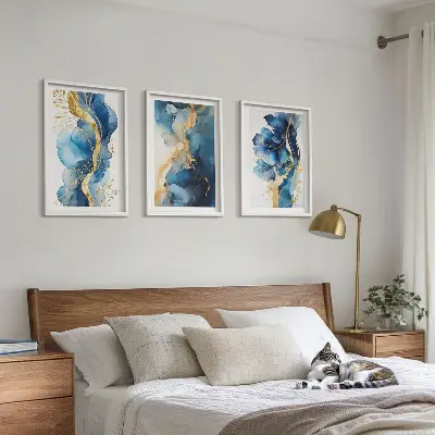 Set wanddecoratie met schilderijen met blauwe abstracte patronen
