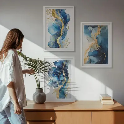 Set wanddecoratie met schilderijen met blauwe abstracte patronen