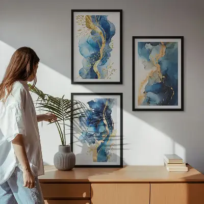 Set wanddecoratie met schilderijen met blauwe abstracte patronen
