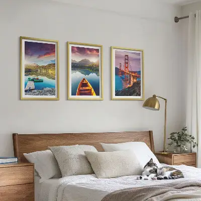 Wanddecoratie set schilderijen Uitzicht op het meer en de bruggen vanuit de bergen.