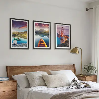 Wanddecoratie set schilderijen Uitzicht op het meer en de bruggen vanuit de bergen.