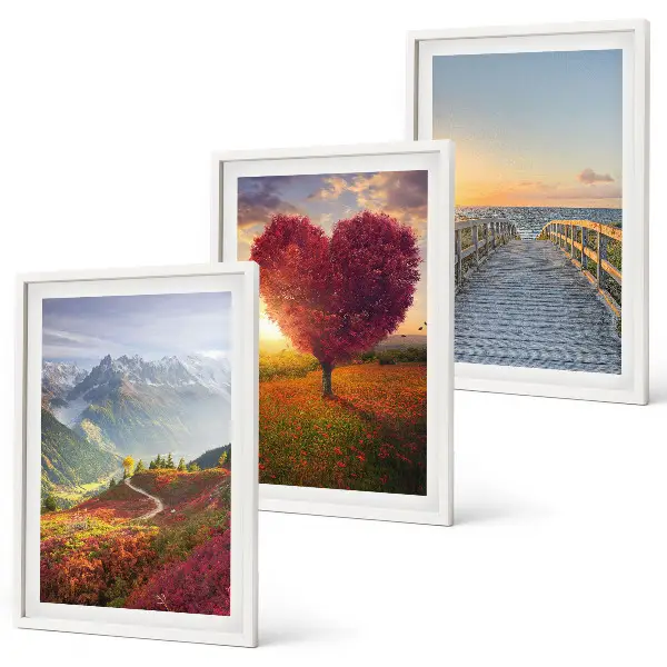 Wanddecoratie set schilderijen met landschappen van bergen, bomen en een hart op een pier