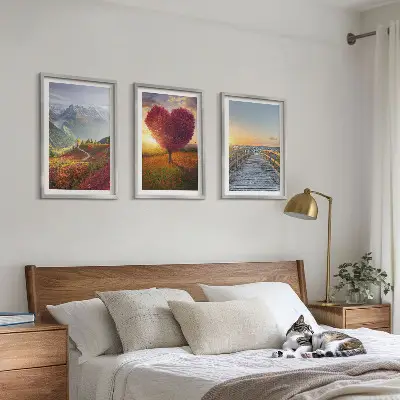Wanddecoratie set schilderijen met landschappen van bergen, bomen en een hart op een pier