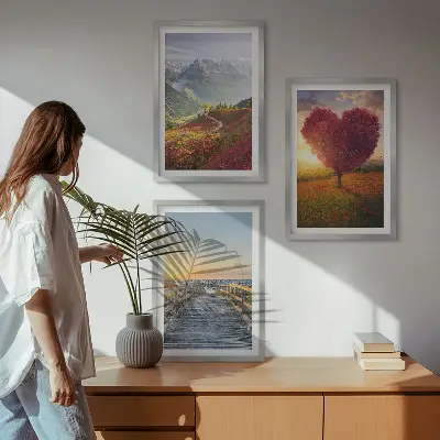 Wanddecoratie set schilderijen met landschappen van bergen, bomen en een hart op een pier