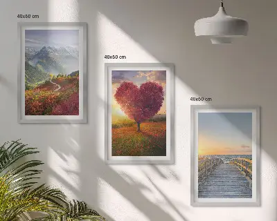 Wanddecoratie set schilderijen met landschappen van bergen, bomen en een hart op een pier