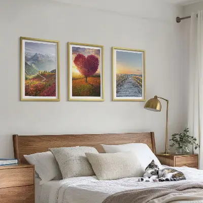 Wanddecoratie set schilderijen met landschappen van bergen, bomen en een hart op een pier
