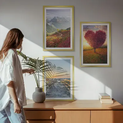 Wanddecoratie set schilderijen met landschappen van bergen, bomen en een hart op een pier