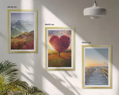 Wanddecoratie set schilderijen met landschappen van bergen, bomen en een hart op een pier