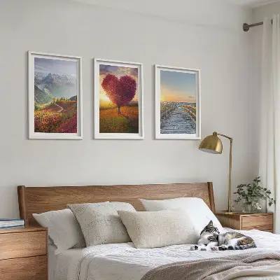 Wanddecoratie set schilderijen met landschappen van bergen, bomen en een hart op een pier