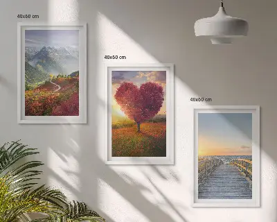 Wanddecoratie set schilderijen met landschappen van bergen, bomen en een hart op een pier