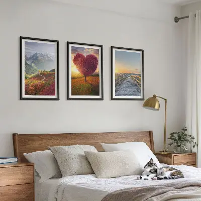 Wanddecoratie set schilderijen met landschappen van bergen, bomen en een hart op een pier