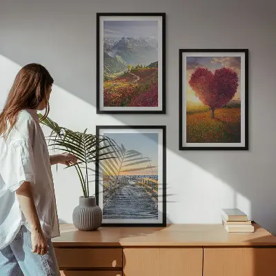 Wanddecoratie set schilderijen met landschappen van bergen, bomen en een hart op een pier