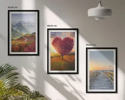 Wanddecoratie set schilderijen met landschappen van bergen, bomen en een hart op een pier