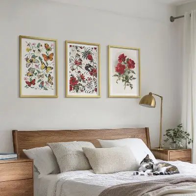 Wanddecoratie set schilderijen met afbeeldingen van vlinders, bloemen en rode rozen