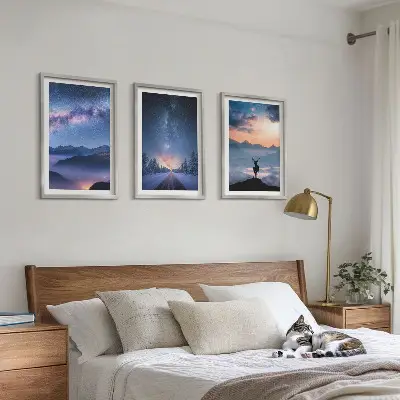 Wanddecoratie set schilderijen met een nachtelijke hemel, bergen, mist en herten