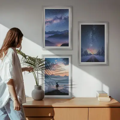 Wanddecoratie set schilderijen met een nachtelijke hemel, bergen, mist en herten