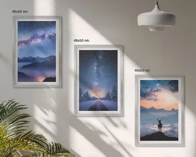Wanddecoratie set schilderijen met een nachtelijke hemel, bergen, mist en herten