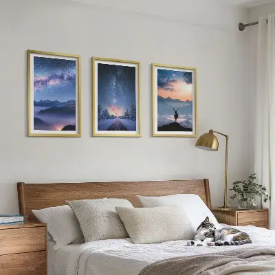 Wanddecoratie set schilderijen met een nachtelijke hemel, bergen, mist en herten