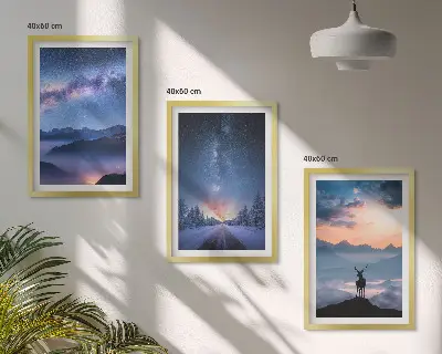 Wanddecoratie set schilderijen met een nachtelijke hemel, bergen, mist en herten