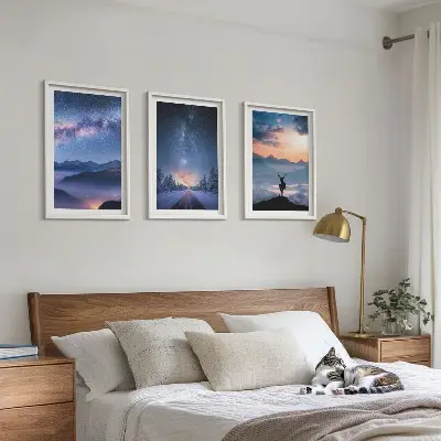 Wanddecoratie set schilderijen met een nachtelijke hemel, bergen, mist en herten