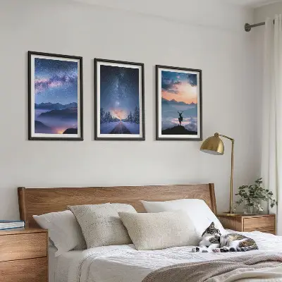 Wanddecoratie set schilderijen met een nachtelijke hemel, bergen, mist en herten