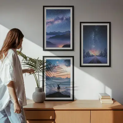 Wanddecoratie set schilderijen met een nachtelijke hemel, bergen, mist en herten