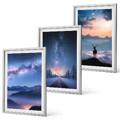 Wanddecoratie set schilderijen met een nachtelijke hemel, bergen, mist en herten