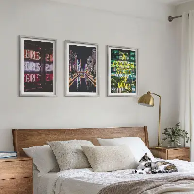 Wanddecoratie set schilderijen Neonreclames aan de rivier 's nachts