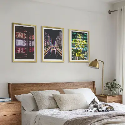 Wanddecoratie set schilderijen Neonreclames aan de rivier 's nachts