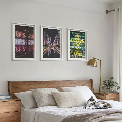 Wanddecoratie set schilderijen Neonreclames aan de rivier 's nachts